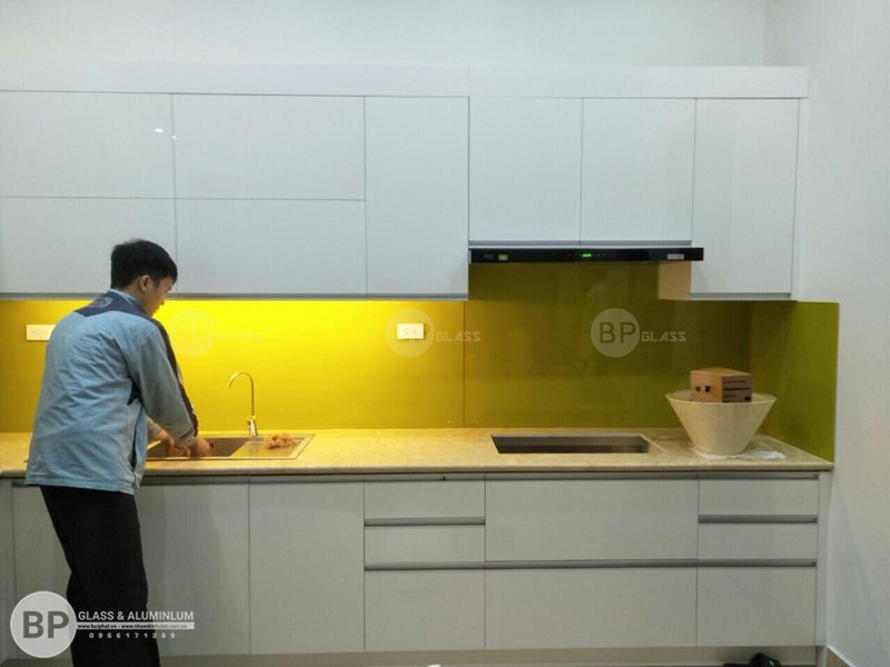 Kính ốp bếp màu vàng chanh nhà anh Thanh kđt Việt Hưng